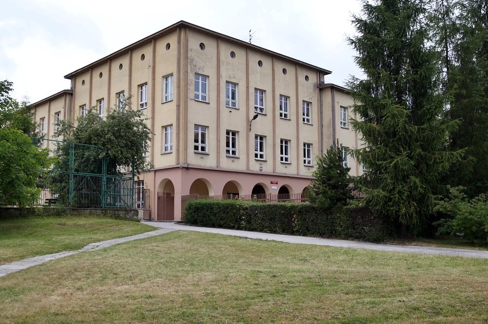 Czy ktokolwiek racjonalny wymieniałby okna w październiku w szkole❓No to w Kielcach to możliwe.

Efekt❓Zawieszone lekcje w jednym z kieleckich liceów ze względu na zbyt niskie temperatury w szkole. Rodzice zgłaszali mi, że już od ponad tygodnia dzieci muszą siedzieć w kurtkach.