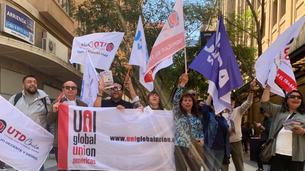 #Hoy‼️ Comando UNI-UTD “trabajadorxs por <a href="/jeannette_jara/">Jeannette Jara Román</a> “ nos movilizamos en el centro de Santiago, en una jornada de banderazo y volanteo📣
✅Los trabajadorxs votamos 2✌️
✅ Votamos Jeannette Jara presidenta
#JeannetteJara