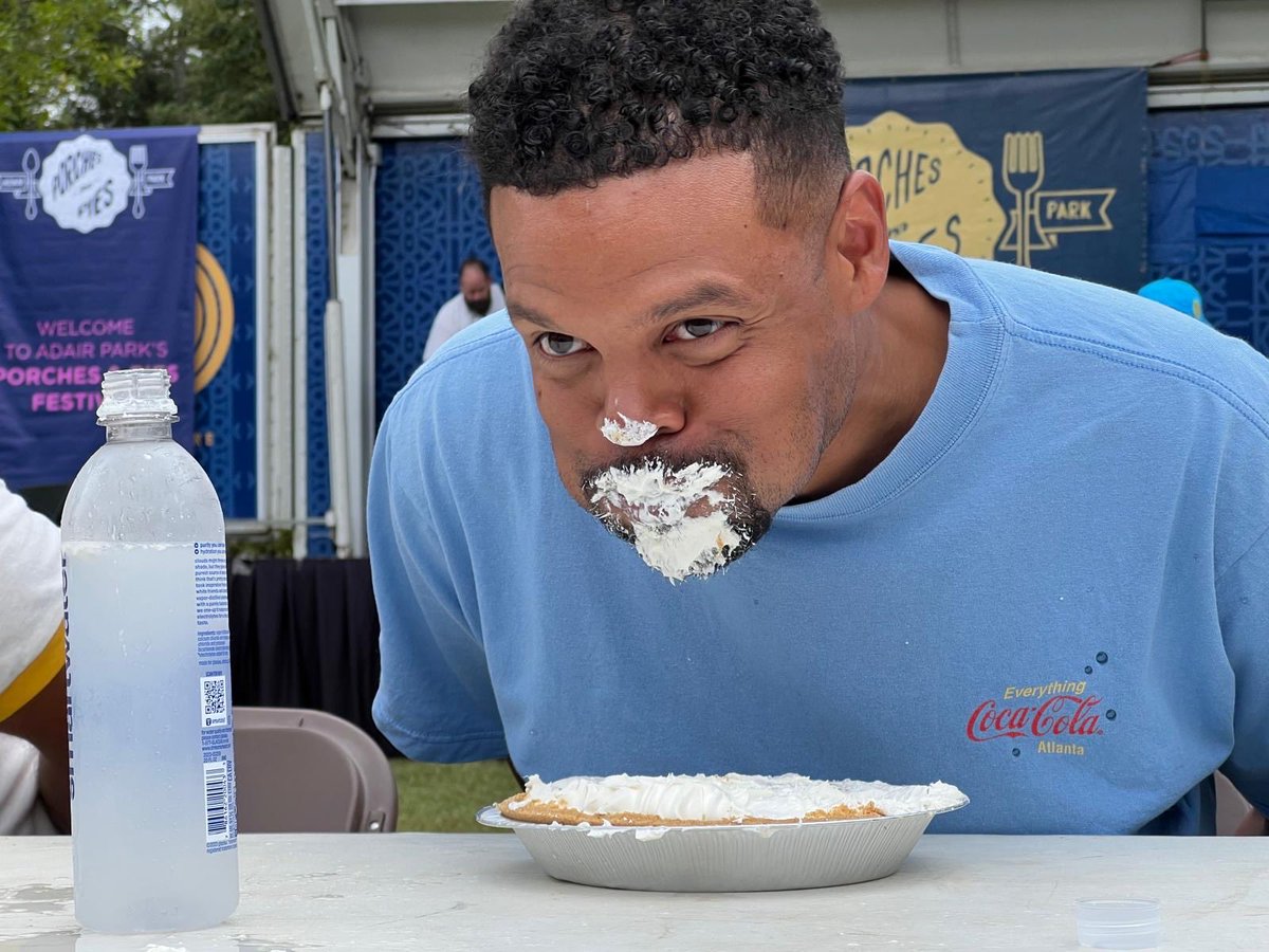 Big thanks to everyone who made Porches &amp; Pies such a great success! There’s proof I take pie — and community events — very seriously 🥧😅

Love being a part of this neighborhood tradition! Final pic = full pie commitment.

#RepPhil #PorchesAndPies
