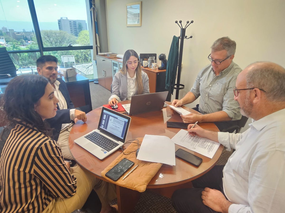 Me reuní con el equipo de profesionales de mi equipo para avanzar en los próximos proyectos de ley que presentaremos. Todas nuestras iniciativas tienen un mismo propósito: impulsar el progreso y fomentar la inversión en Tucumán.