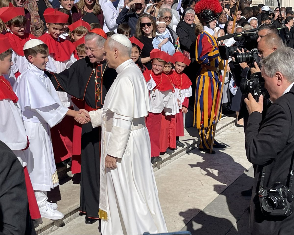 Pope Leo today with the “Conclave kids” from Our Lady of Mount Carmel Academy, Chicago. Their mock conclave ahead of the real one in May went viral.

📸Rev. Peter B. Mangum