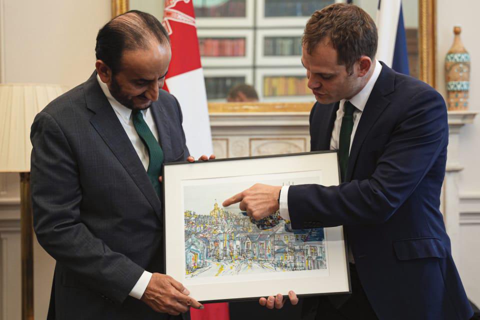 HFalconerMP's tweet image. Glad to welcome @KhalifaAlHarthy to London this week for the 2nd UK-Oman Ministerial Dialogue and the annual British Omani Society Lunch.

See if you can work out what I’m keen to show him.