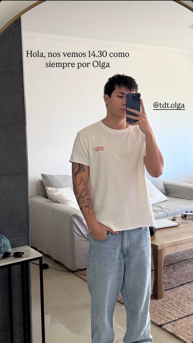 el brazo todo tatuado en primer plano 🙏🏻 él sabe lo que hace y lo banco a muerte