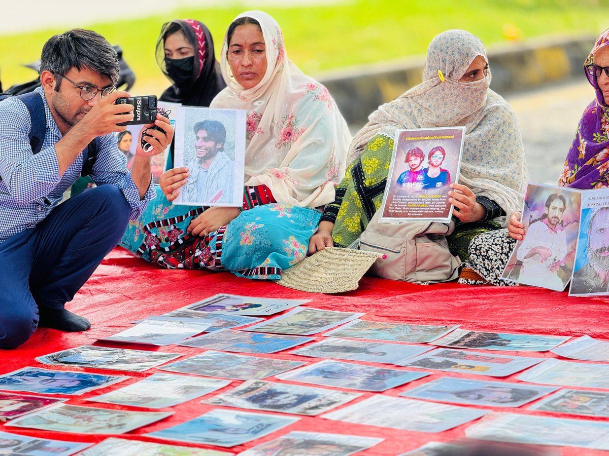 Yasmin_Hameed9's tweet image. 8 October marks 1 year since Junaid and Yasir Hameed were taken away. We won't be silent. We won't forget. Bring Them Back.
#ReleaseJunaidAndYasirHameed #EndEnforcedDisappearances