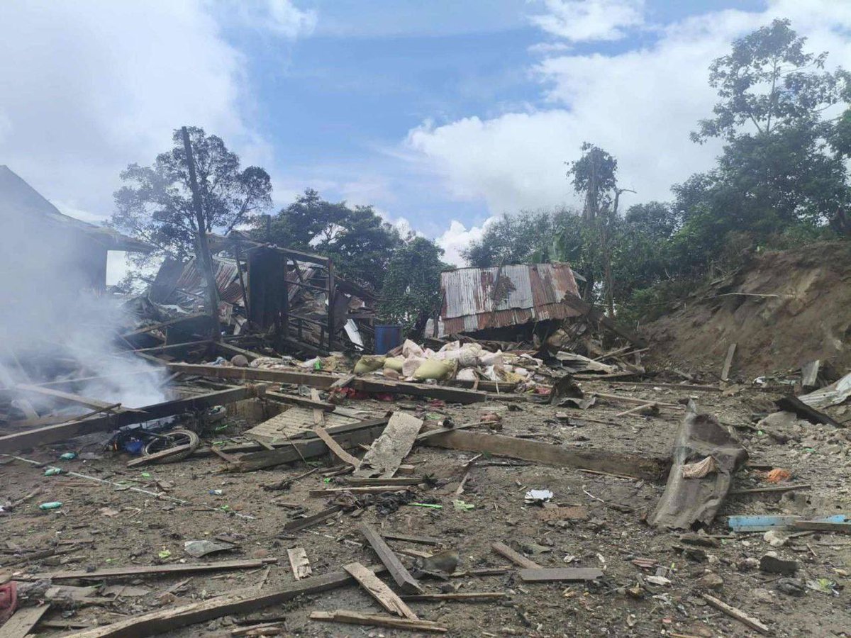 TierraBelica's tweet photo. 🇲🇲💥 La aldea de #MaeHong, controlada por el Ejército de Liberación Nacional de #Taang en la región de #Shan, fue bombardeada por la Fuerza Aérea de #Myanmar, dejando 10 muertos, entre ellos un niño, y numerosos heridos. https://t.co/kxGdhicX5Q