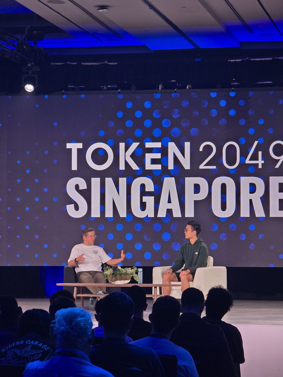 auksorn (sea/acc) (@auksorn_) on Twitter photo บนเวที token2049 ในปี 2025 นี้มี session ที่ผมเห็นว่าค่อนข้างเป็น highlight พอสมควรบน CT มีอยู่ 2 session 👀
1. Defi's Next Chapter Panel ที่มี founders จาก <a href="/ethena_labs/">Ethena Labs</a> <a href="/aave/">Aave</a> และ <a href="/HyperliquidX/">Hyperliquid</a>
มีคำถามหนึ่งที่น่าชวนคิดตามก็คือ คำถามว่า
"ใครคือคู่แข่งหลักของคุณ?"
Guy <a href="/gdog97_/">G | Ethena</a> บนเวที token2049 ในปี 2025 นี้มี session ที่ผมเห็นว่าค่อนข้างเป็น highlight พอสมควรบน CT มีอยู่ 2 session 👀
1. Defi's Next Chapter Panel ที่มี founders จาก <a href="/ethena_labs/">Ethena Labs</a> <a href="/aave/">Aave</a> และ <a href="/HyperliquidX/">Hyperliquid</a>
มีคำถามหนึ่งที่น่าชวนคิดตามก็คือ คำถามว่า
"ใครคือคู่แข่งหลักของคุณ?"
Guy <a href="/gdog97_/">G | Ethena</a>