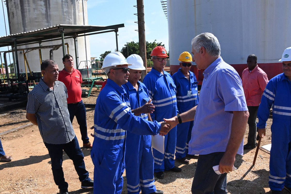 PresidenciaCuba's tweet image. 🛢️| La producción petrolera también estuvo en la agenda de la visita al municipio Ciro Redondo.

El Jefe de Estado llegó hasta el centro colector Pina, perteneciente a la unidad empresarial de base Producción Majagua, donde se extrae un petróleo ligero.