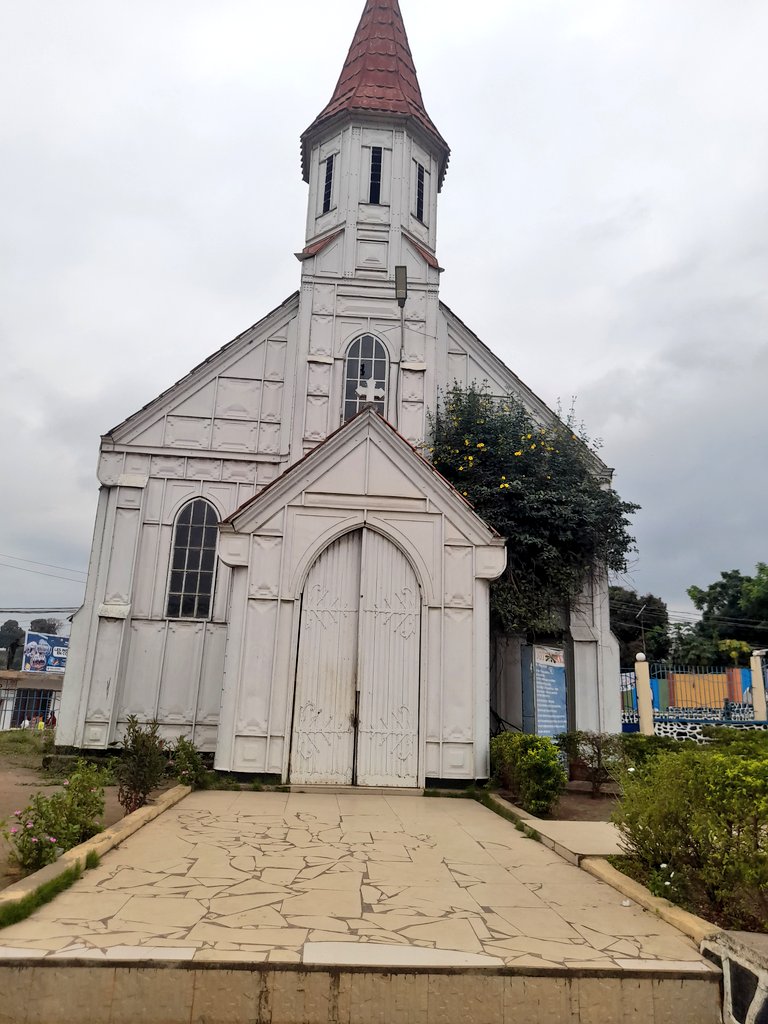 L’église Notre-Dame de l’Assomption, édifiée en 1886, témoigne d’un héritage architectural singulier. Cette structure remarquable se distinguait par sa conception modulable. Préfabriquée dans un atelier de Charleroi, elle fut pensée pour être démontée &amp; remontée selon les besoins