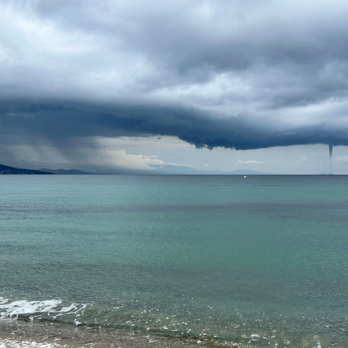 WetterOnline's tweet image. Ein beeindruckendes Naturschauspiel über dem Meer vor Chalkidiki am 6. Oktober 2025: Eine Wasserhose zieht über das Wasser hinweg. Solche Wetterphänomene entstehen, wenn feuchtwarme Luft und Windwirbel zusammentreffen. 

📷 Björn Rohkohl 

#chalkidiki #griechenland #wasserhose