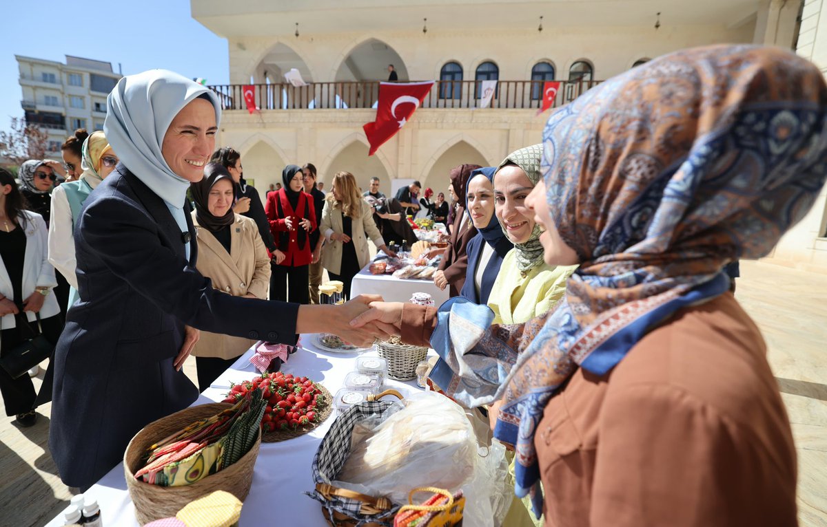 kademorgtr's tweet photo. Mütevelli Heyet Başkanımız Sümeyye Erdoğan Bayraktar ile birlikte Siirt’te faaliyet gösteren kadın kooperatiflerinin ve sivil toplum kuruluşlarının temsilcileriyle bir araya geldik.

Kadın emeği, üretim ve dayanışma odağında; yereldeki üretim ağlarına yönelik destekleri ve sivil toplumun iş birliği alanlarını konuştuk.

Daha müreffeh yarınları hep birlikte inşa ediyoruz.💪🏻