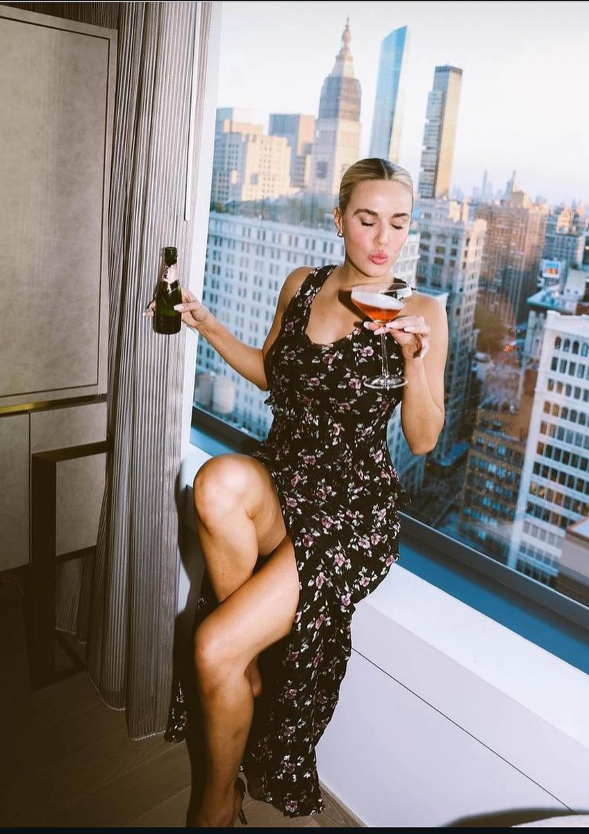 Brunch with <a href="/AmbersInfluence/">amberverse ✨</a> and <a href="/baeslinger_/">Jacqueline Luthor</a>!