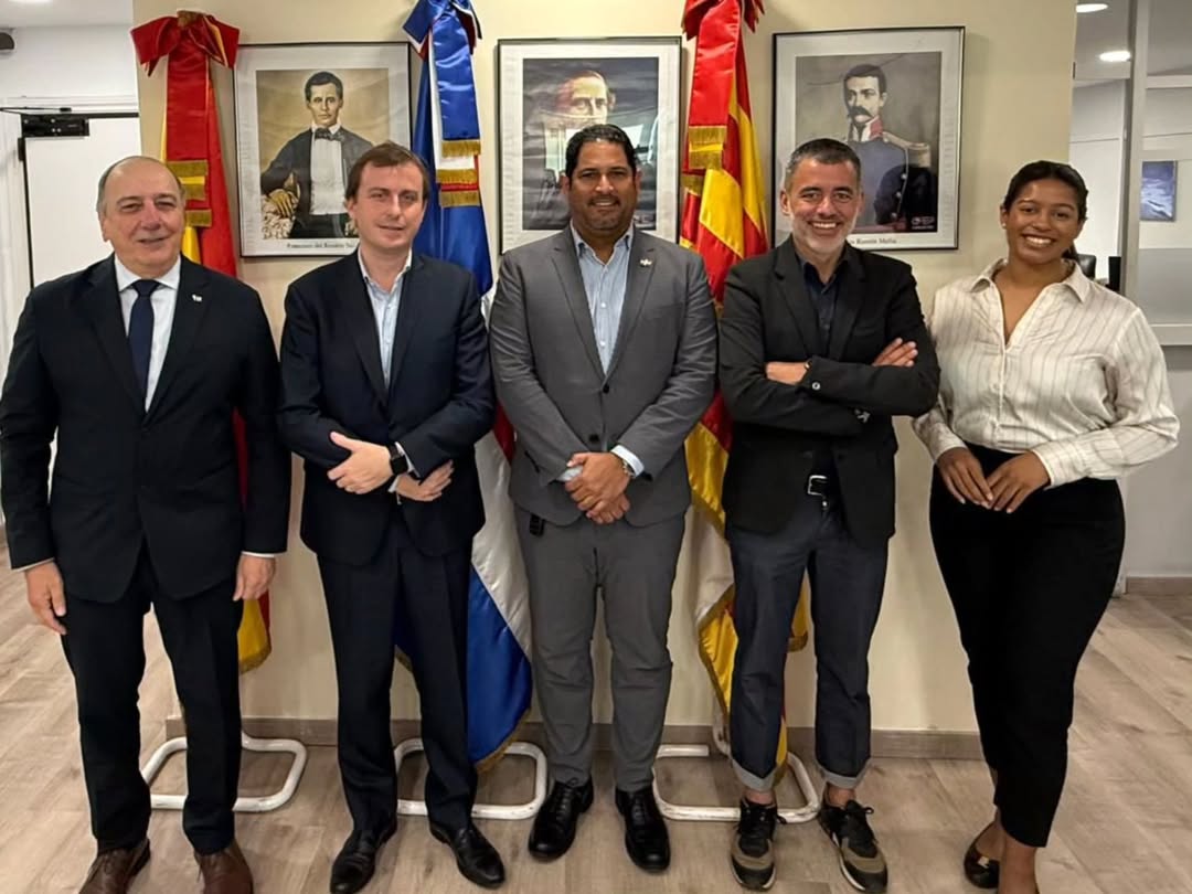 El Cónsul General Antonio Gómez recibió al Sr. Francesc Ribera (Clúster de Energía de Cataluña) y al Sr. Xavier Farriols (Factor Energía) para explorar proyectos que fortalezcan la matriz energética dominicana e impulsen innovación y sostenibilidad. 🇩🇴🤝⚡
#RepúblicaDominicana
