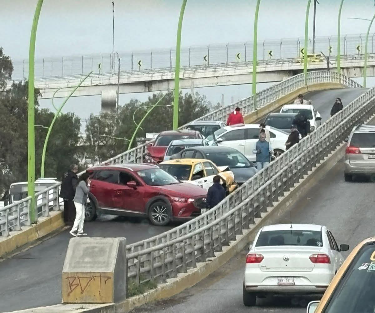 Trucha_chitos17's tweet photo. *Caen 2 gotas de lluvia en Pachuca* 

La putísima gente pendeja que maneja: https://t.co/pYONvsQkVe