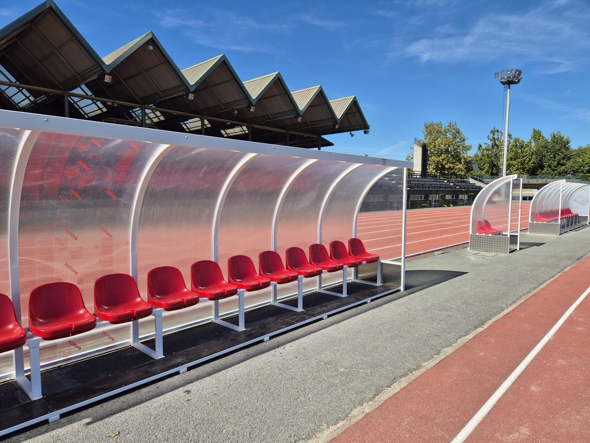Instalaciones32's tweet photo. Instalación de Banquillos para fútbol 11 Artunduaga. Basauri Kirolak nos adjudicó el equipamiento deportivo para dotar con 2 banquillos de 7 metros y 14 jugadores cada uno, y otro banquillo para árbitros de 2 asientos.
#banquillo #jugadores #fútbol #equipamiento #deportivo https://t.co/rmz9qqRGtC