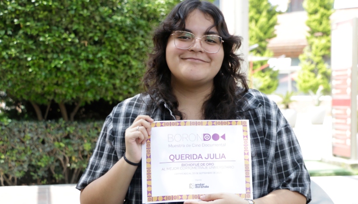 IBERO_mx's tweet photo. #OrgulloIBERO 🎬 Julia Espinosa, estudiante de @comunicacionUIA, ganó el Mejor Cortometraje Universitario en la muestra BORONDO (Colombia) con “Querida Julia”, un documental sobre identidad, memoria y las huellas de la violencia. 🕊️

👉 https://t.co/hQXRhH244Y https://t.co/geoNKxIyVE