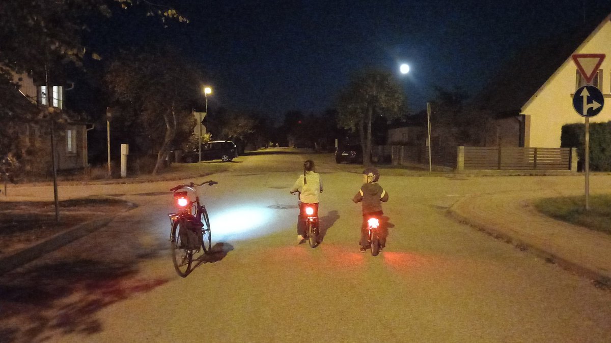 Tumsa klāt. Lietojam, lūdzu, gaismas!