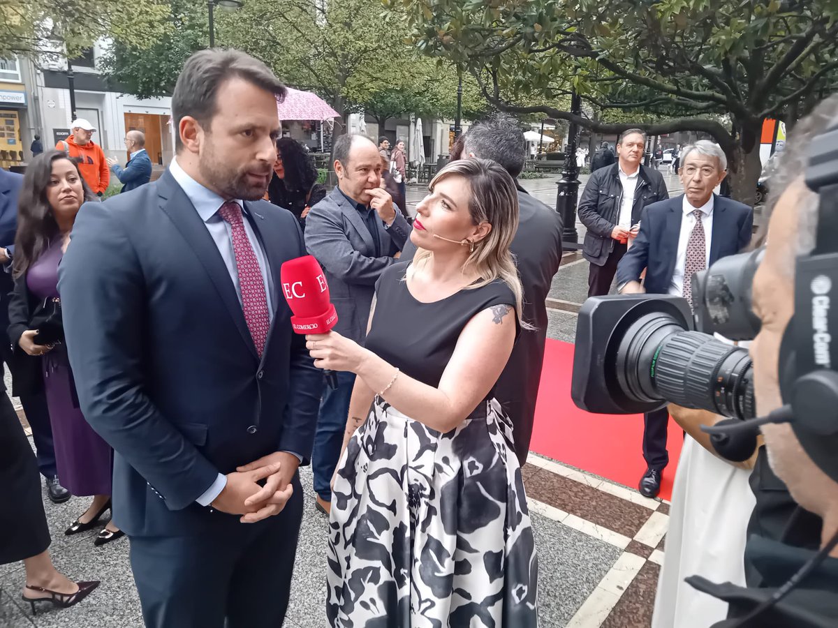 🔵 Amplia representación del PP en la gala de entrega de los XIX Premios El Comercio 🗞️.