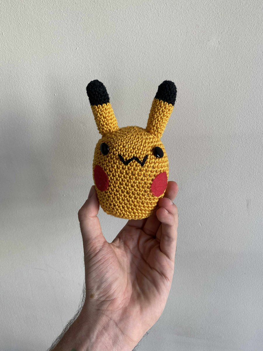 Aujourd'hui c'est l'anniversaire de ma Mamicards (79). Elle fait des amigurumi au crochet et je me charge de les vendre pour qu'elle puisse payer ses petits voyages. Si vous avez envie d'un cadeau de noël pour vos proches, c'est l'occasion 🥰 15€/U