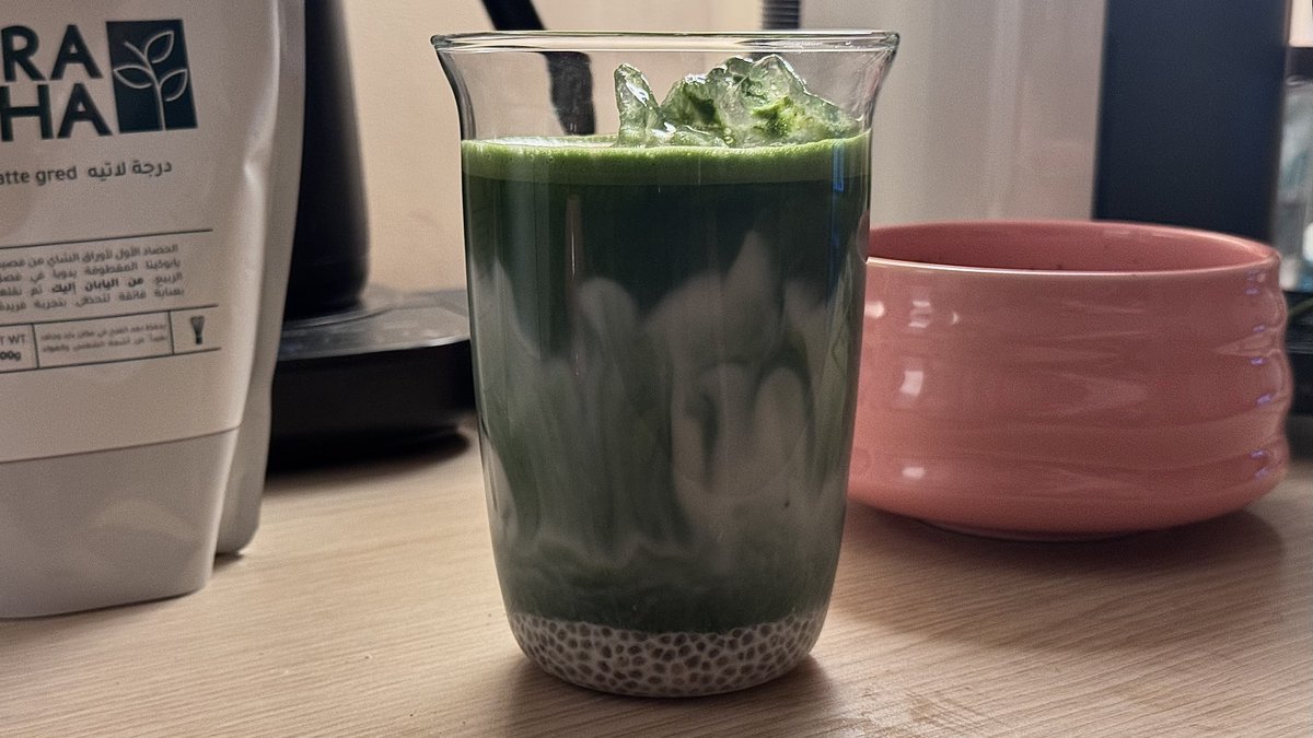 bed0i_'s tweet photo. Matcha with chia seeds https://t.co/jOdUfB3mUK
