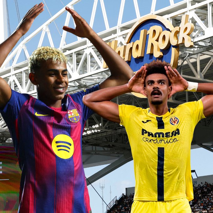 Dos jugadores de fútbol se paran frente al letrero del Hard Rock Stadium bajo el cielo azul con estructura blanca. El jugador izquierdo con la camiseta azul y roja del Barcelona con los logotipos de Nike y Spotify levanta los brazos sonriendo. El jugador derecho con la camiseta amarilla del Villarreal con el logotipo de Pamesa levanta los brazos con expresión de sorpresa. Asientos del estadio y campo visibles en el fondo.