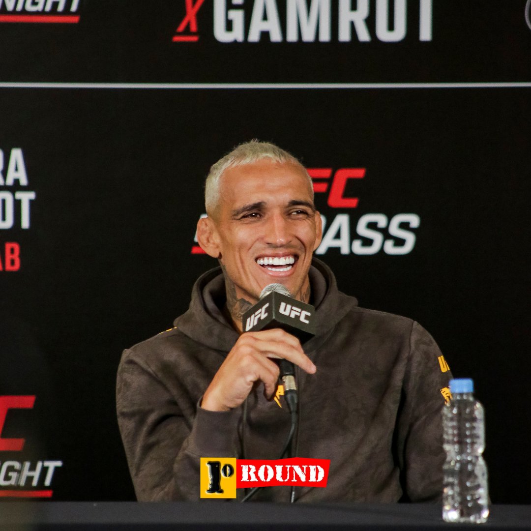 PrimeiroRound's tweet photo. Soltaram o Leão! Olha quem chegou no Media Day do UFC Fight Night Rio! Charles Oliveira "Do Bronx". Será o responsável para levantar o púbico na Farmasi Arena no sábado, dia 11 de outubro! #ufcbr #primeiroround #ufcrio https://t.co/5gaQxYinvK
