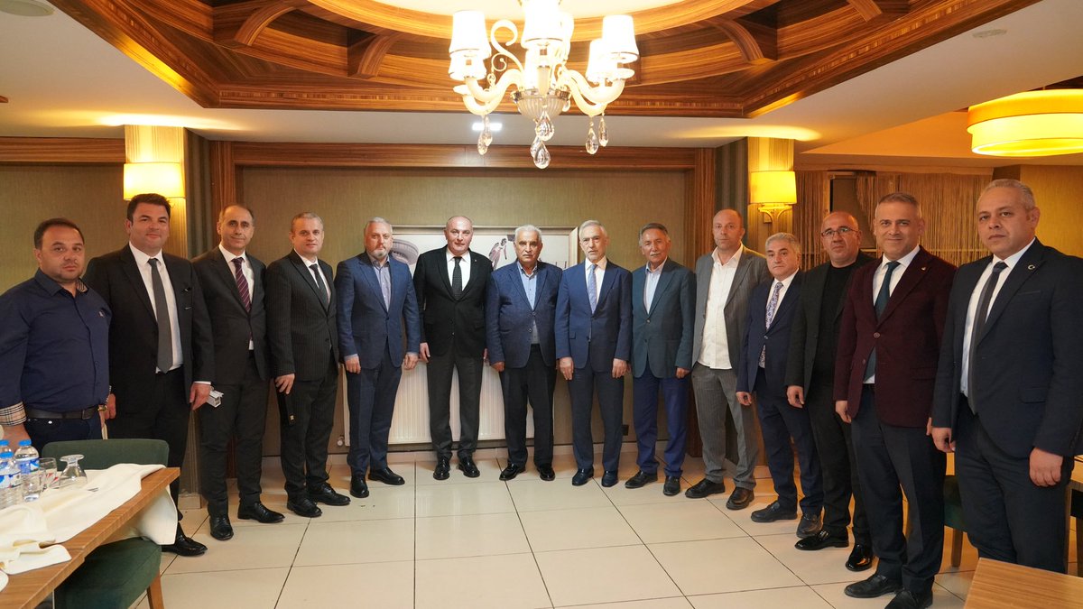 Ziraat Bankası Yönetim Kurulu Başkanı Burhaneddin Tanyeri ve Yönetim Kurulu üyeleri, TOBB Yönetim Kurulu Üyesi ve Erzurum Ticaret ve Sanayi Odası (ETSO) Başkanı Saim Özakalın ile ETSO Yönetim Kurulu üyeleriyle akşam yemeğinde bir araya geldi.

Akşam yemeğinde, Erzurum’un ekonomik