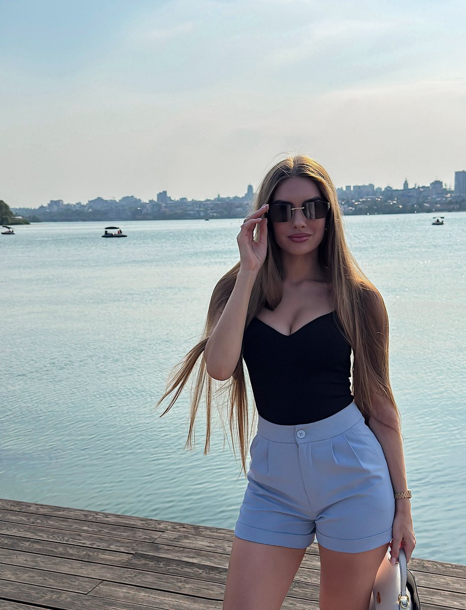 Ameezy06436262's tweet image. &quot;Chasing sunsets and sea breeze 💙✨ #BoatDays #SunKissed #WaterVibes&quot;