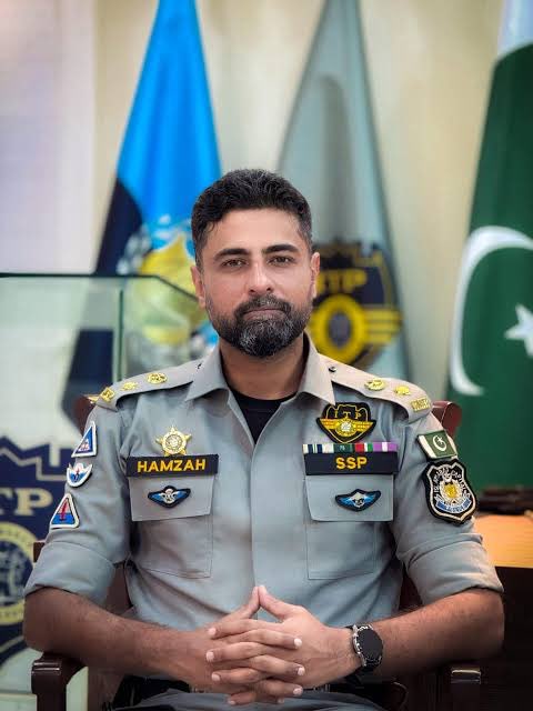 اسلام آباد ہائی کورٹ نے بغیر لائسنس گاڑی چلانے والوں کے خلاف مقدمات درج کرنے، گرفتاریوں اور گاڑیاں ضبط کرنے کی ڈیڈ لائن سے متعلق درخواست پر چیف ٹریفک آفیسر کیپٹن (ر) حمزہ ہمایوں کو نوٹس جاری کرتے ہوئے انہیں کل ذاتی حیثیت میں پیش ہونے کا حکم دیا ہے۔
نوٹ 🚨
درخواست گزار نے عدالت