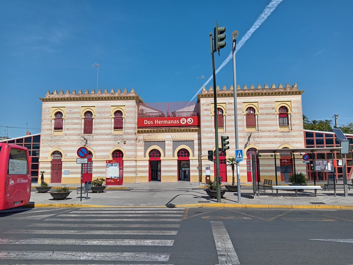 La estación de Dos Hermanas lleva meses con el ascensor averiado. Cada día veo a personas mayores, con maletas o movilidad reducida sufriendo para subir.  ¿Hasta cuándo esta falta de respeto al ciudadano? <a href="/Renfe/">Renfe</a> <a href="/Adif_es/">Adif</a>