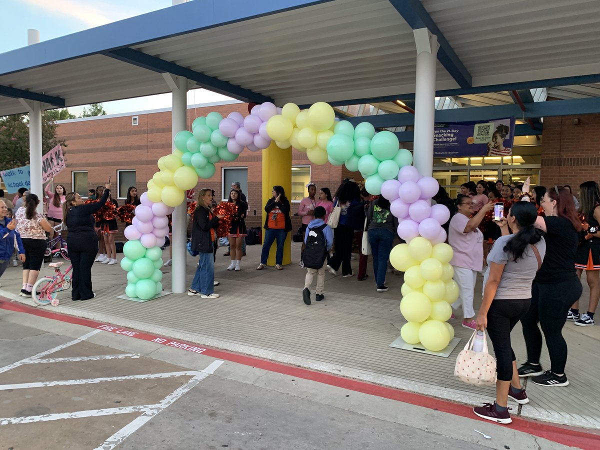 Walk to school day was a big success! Thank you Laura for our balloon arch!
