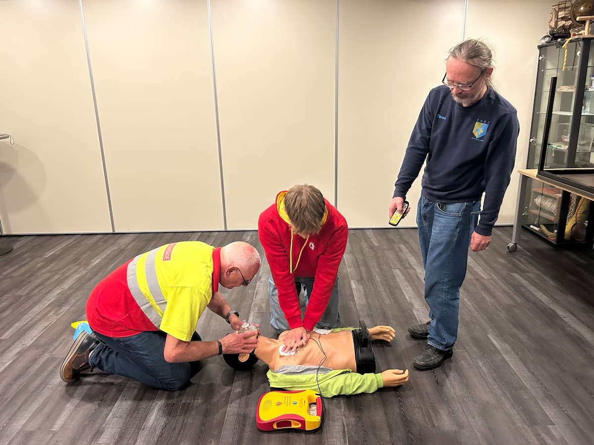 SAMENWERKING MONSTERSE REDDINGSBRIGADE EN EHBO 'S-GRAVENZANDE

Een unieke samenwerking is deze maand bekrachtigd op het gebied van hulpverleningsorganisaties in Westland. De Reddingsbrigade in Monster heeft een overeenkomst gesloten met de EHBO-vereniging uit ’s-Gravenzande.