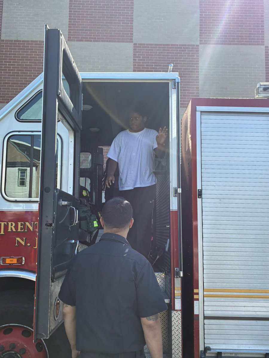 MLK_Bears's tweet photo. Students participated in a fire safety assembly then got to go on the fire truck.

Los estudiantes participaron en una asamblea de seguridad contra incendios y luego se subieron al camión de bomberos. https://t.co/899XdvLq39