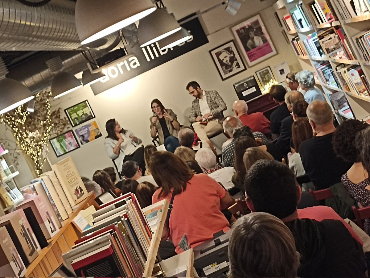 Molt orgullós de <a href="/laura_cera/">Laura Cera Brisa</a>, que diu que un dia va ser pupil.la meva, que ara presenta el programa que dirigeixo a <a href="/mataroradio/">mataró ràdio</a> i que acaba de llançar la novel.la 'Gel a 40 graus'. Avui ho peta amb <a href="/francescandres/">Francesc Andrés</a> i <a href="/MartaGomezCat/">Marta Gómez Castellà</a> a <a href="/doriallibres/">Dòria Llibres</a>