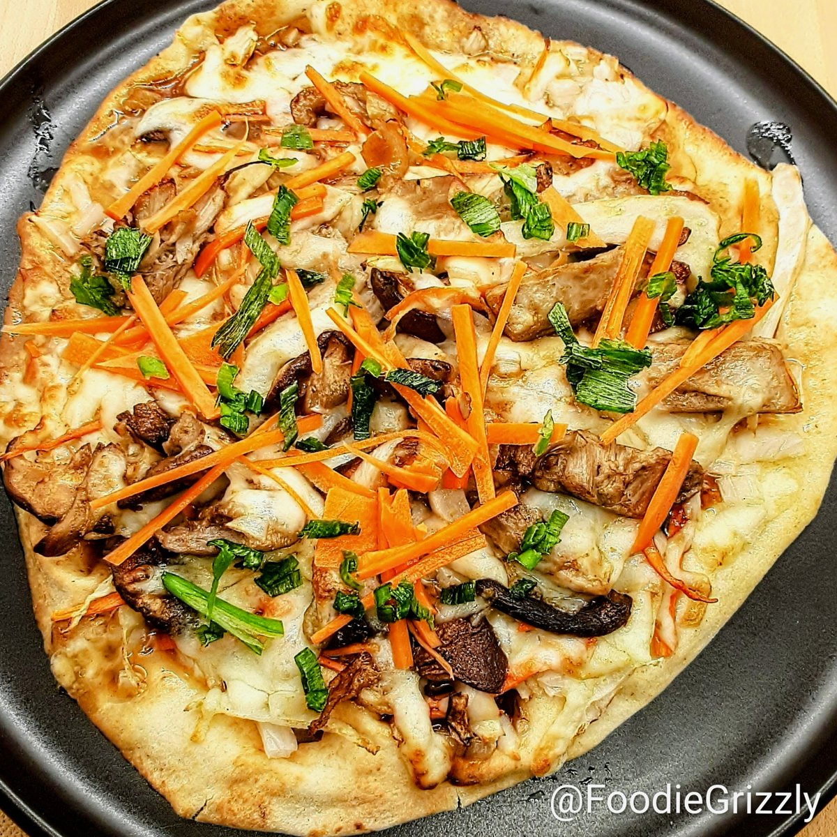 FoodieGrizzly's tweet photo. 😋Home Peking Duck Pizza
Flavor profile
Crispy duck fat crust
Umami duck sauce
Roast Duck
Roasted Fennel
Sauteed Shiitaki🍄🟫 &🧅
Mozzarella
Garnishes
Crisped Duck Skin
Sweet&sour pickled🥕
Green Onion
#YummyliciousChef🐻 #Cookinh #FoodPhotography
#fusion #Italian #Chinese https://t.co/isFIFxYnru