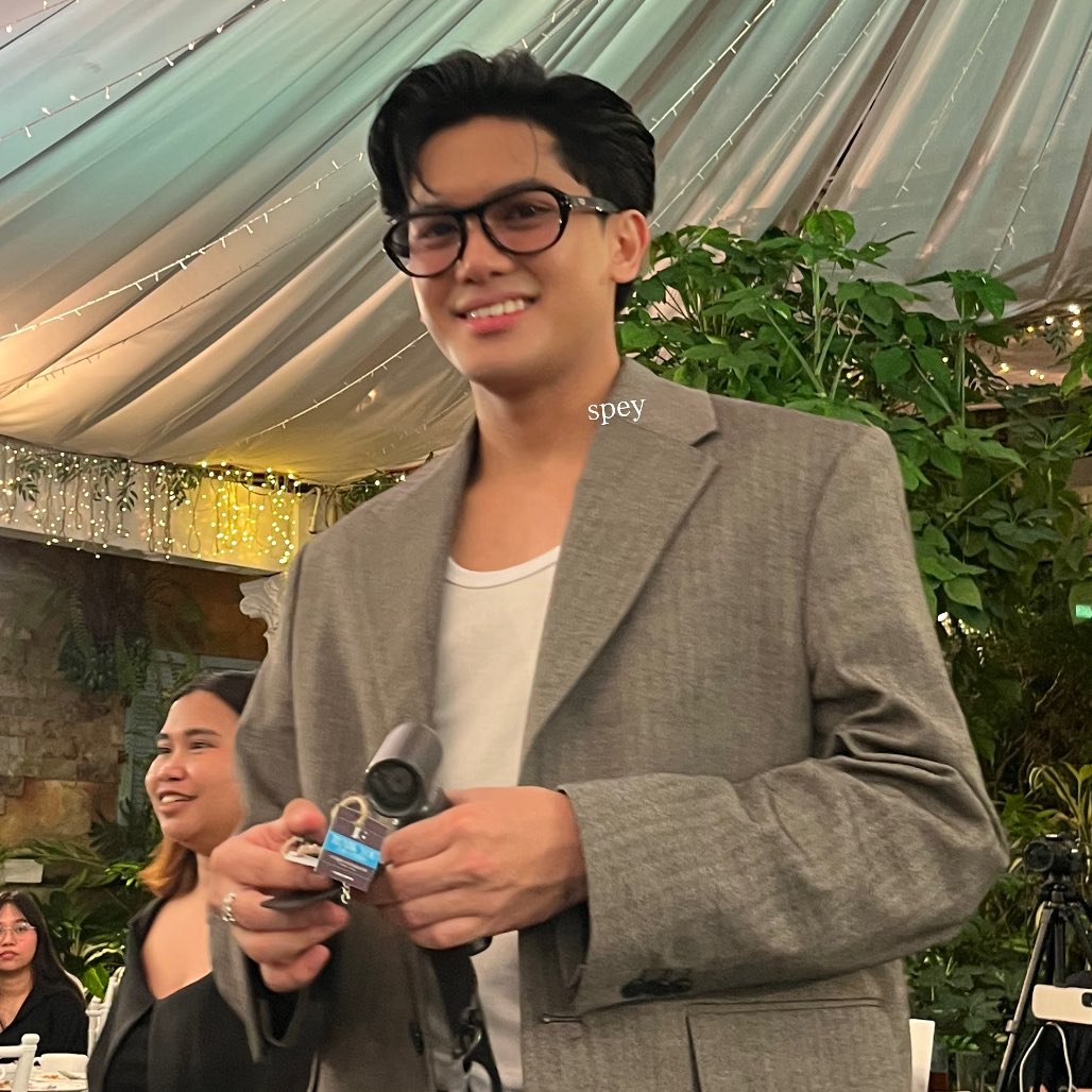 yofavespey's tweet photo. I’ll never get tired of supporting you both. Untill the end, i’m still here. Cheering for the both of you. 

Alam ko may sari-sarili na kayong journey sa buhay but still, nandito pa rin ako para supportahan at ipagsigawan kung gaano ko kayo ka mahal dalawa, jarren and fyang.✨ https://t.co/79TmdDxDV8