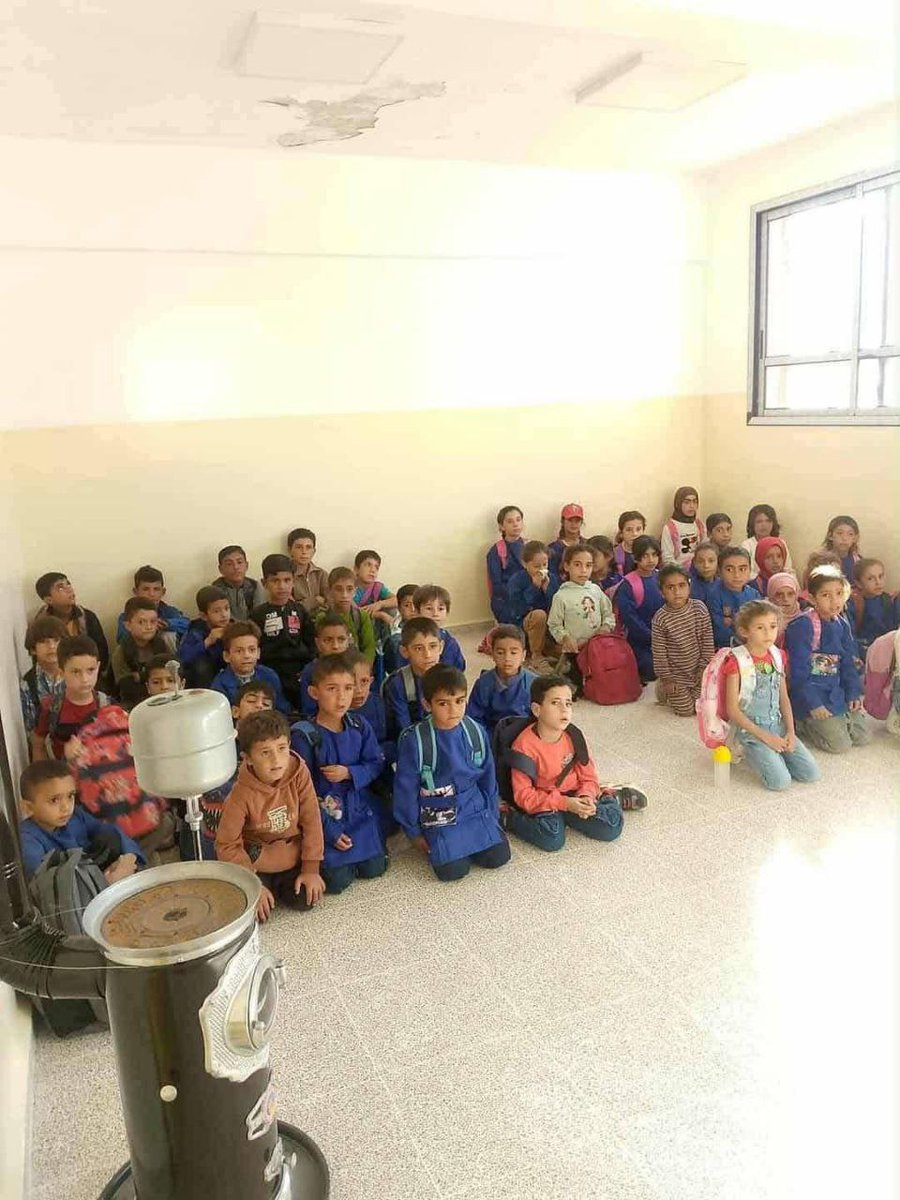 mehmod_kolo's tweet image. #الغوطة_الشرقية_بالا
الى وزارة التعليم الى وزير التعليم في السلطة المؤقتة في سوريا  
الى من يهمه الامر :
الى الفعاليات في الغوطة الشرقية هذه الصورة في قرية بألا في الريف الدمشقي 
طلاب وجيل كامل بلا مقاعد دراسية 
برسم المسؤلين أصحاب الاستثمارات الوهمية .......