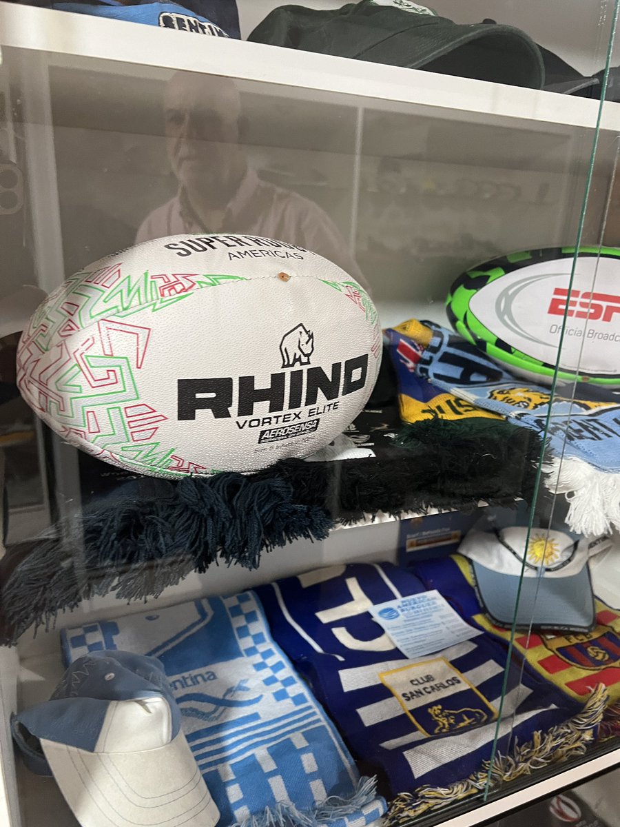 Muchas Gracias a Rhino por la pelota para el Museo del Rugby. Ya está luciendo en una de las vitrinas. Graciassss