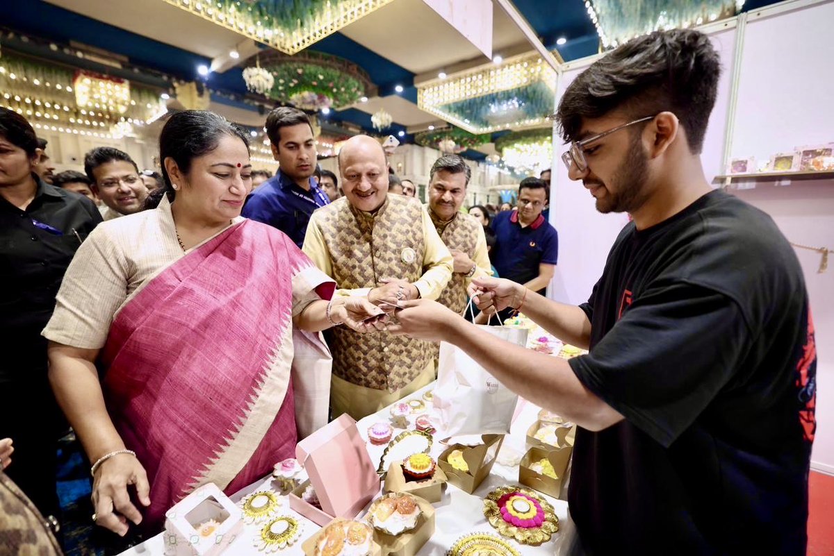 करवा चौथ भारतीय नारी के प्रेम, समर्पण और आस्था का पावन पर्व है।

आज रोहिणी सेक्टर-10 स्थित स्वर्ण जयंती पार्क में करवाचौथ के अवसर पर आयोजित उत्सव में सम्मिलित हुई।

महाराजा अग्रसेन जयंती के उपलक्ष्य में आयोजित इस कार्यक्रम में सांसद श्री <a href="/yogenderchando1/">Yogender chandolia</a> जी, अग्रवाल सभा रोहिणी