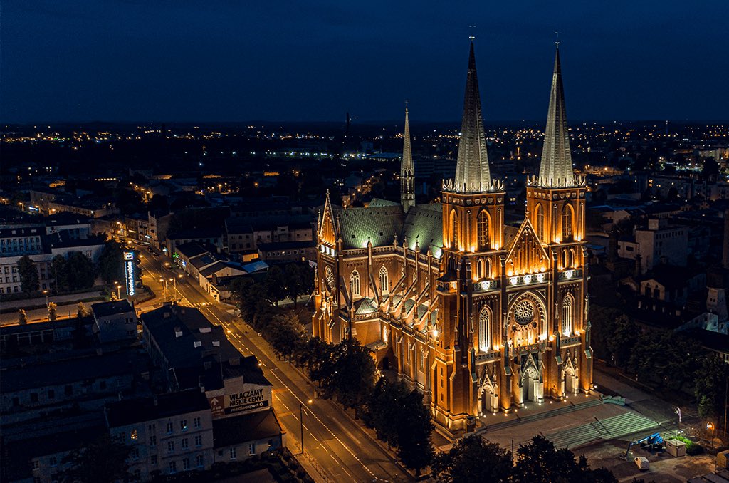 NowaCzestochowa's tweet photo. 🏛️ Nasza Archikatedra Świętej Rodziny to perła, którą mogłyby pozazdrościć Wiedeń czy Mediolan. 🇵🇱✨
A jednak wokół niej – obraz zaniedbania, który boli każdego, kto patrzy. 🏙️
Czas, by serce miasta znów biło pełnią blasku! 💪
#Częstochowa #Katedra #NowaCzęstochowa https://t.co/jsFkNOuBrx