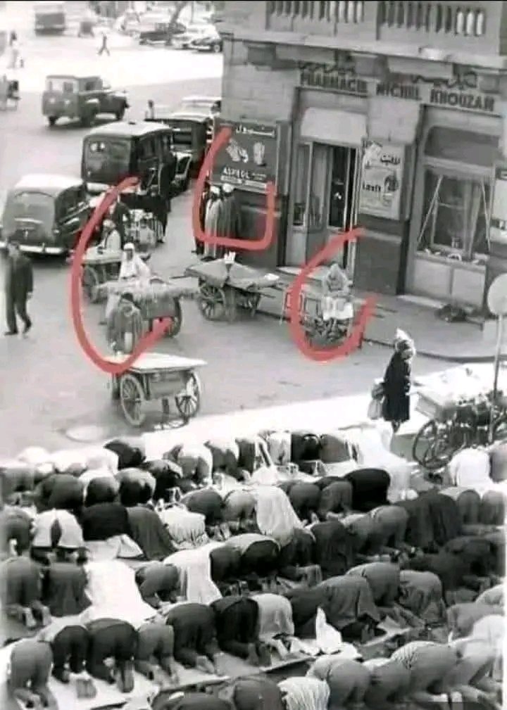 فلا الذي صلى مات من الجوع
ولا الذي لم يصل من أجل التجارة أخذ أمواله معه إلى القبر.

ذهبت دنياهم وبقيت أعمالهم
فلا تترك صلاتك مهما كانت المغريات
اللهم ارزقنا المحافظة على الصلاة فى وقتها 
وارزقنا حسن الخاتمة يا رب 🤲🏻