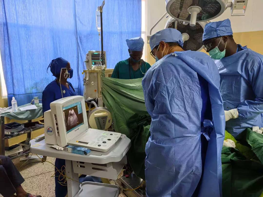 hprcinfo's tweet photo. Félicitations à l'équipe des chirurgiens urologues de l'HPRC, pour avoir sauvé la vie d'un patient chez qui une tumeur pelvienne avait comprimé les uretères,conduisant à une urétéro- hydronéphrose bilatérale où ils ont  réalisé une néphrostomie percutanée sous echo-guidée. https://t.co/umnNBTJjef