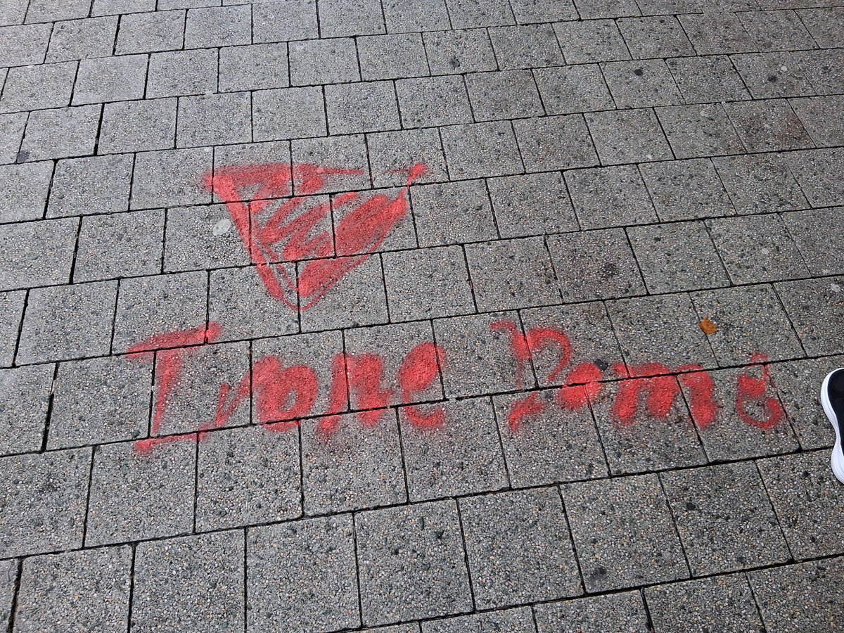 Klaus Bause (@bauseklaus) on Twitter photo So etwas muss man in Hannover sehen! Ist das eine Drohung an die Bewegung oder an Israel?
Was meinst du <a href="/aryeshalicar/">Arye (ARO) Sharuz Shalicar</a> ? Nebenbei, Englisch kann man trotzdem mal lernen! So etwas muss man in Hannover sehen! Ist das eine Drohung an die Bewegung oder an Israel?
Was meinst du <a href="/aryeshalicar/">Arye (ARO) Sharuz Shalicar</a> ? Nebenbei, Englisch kann man trotzdem mal lernen!