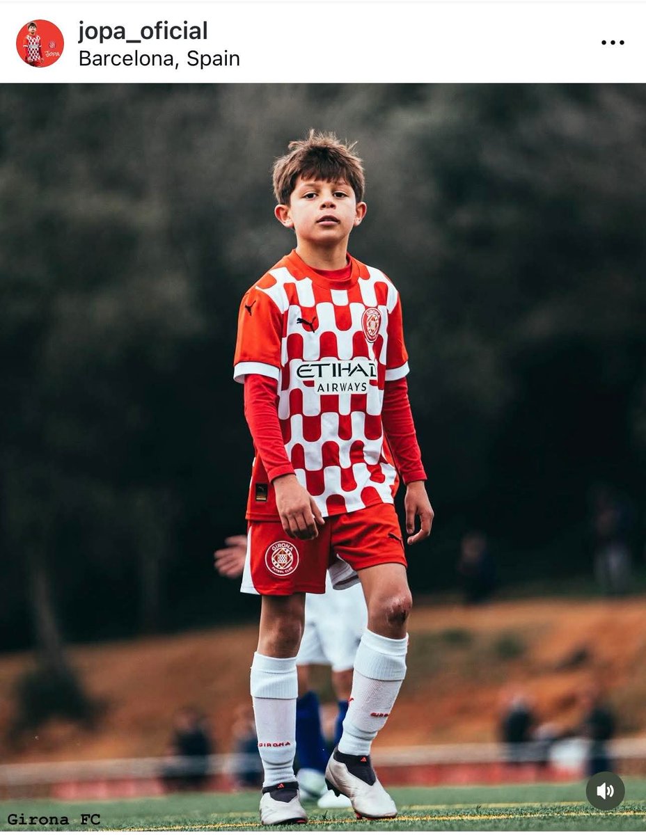 adictosala_p's tweet photo. *JOPA, la joven promesa mexicana que fichó el Girona FC y está conquistando el fútbol español*

Entre miles de niños que sueñan con llegar lejos en el fútbol, José Pablo González, mejor conocido como JOPA, está escribiendo una historia que inspira. Con 10 años, este potosino forma parte de la cantera del Girona FC en España, club de Primera División que pertenece al City Football Group, el mismo holding del Manchester City.

Entrar a las fuerzas básicas de un equipo profesional europeo es un logro reservado para pocos, y JOPA no solo lo consiguió, sino que hoy destaca como uno de los jugadores más importantes de su categoría.

Antes de su aventura internacional, JOPA jugó en Felinos FC de San Luis Potosí, donde fue campeón de goleo en la Copa Chivas con 23 anotaciones. Ya en España, ha marcado más de 100 goles en dos temporadas, gracias a su velocidad eléctrica, regate desequilibrante y capacidad goleadora fuera de serie.

Su talento ha llamado la atención de clubes internacionales, agentes y representantes, consolidándolo como uno de los proyectos más prometedores del fútbol mexicano a nivel global. Además, JOPA está firmado por Adidas, la icónica marca deportiva que respalda a las futuras estrellas del fútbol mundial.

“Lo que más impacta de JOPA no es solo su capacidad para anotar, sino su humildad, disciplina y amor por el juego”, destacan desde su entorno.

JOPA representa el sueño de ver a un futbolista mexicano brillar en Europa desde temprana edad, con pasos firmes, visión global y corazón potosino.

🔴 Recientemente renovó con el Girona FC para la temporada 2025-2026, consolidando su crecimiento en el fútbol europeo.