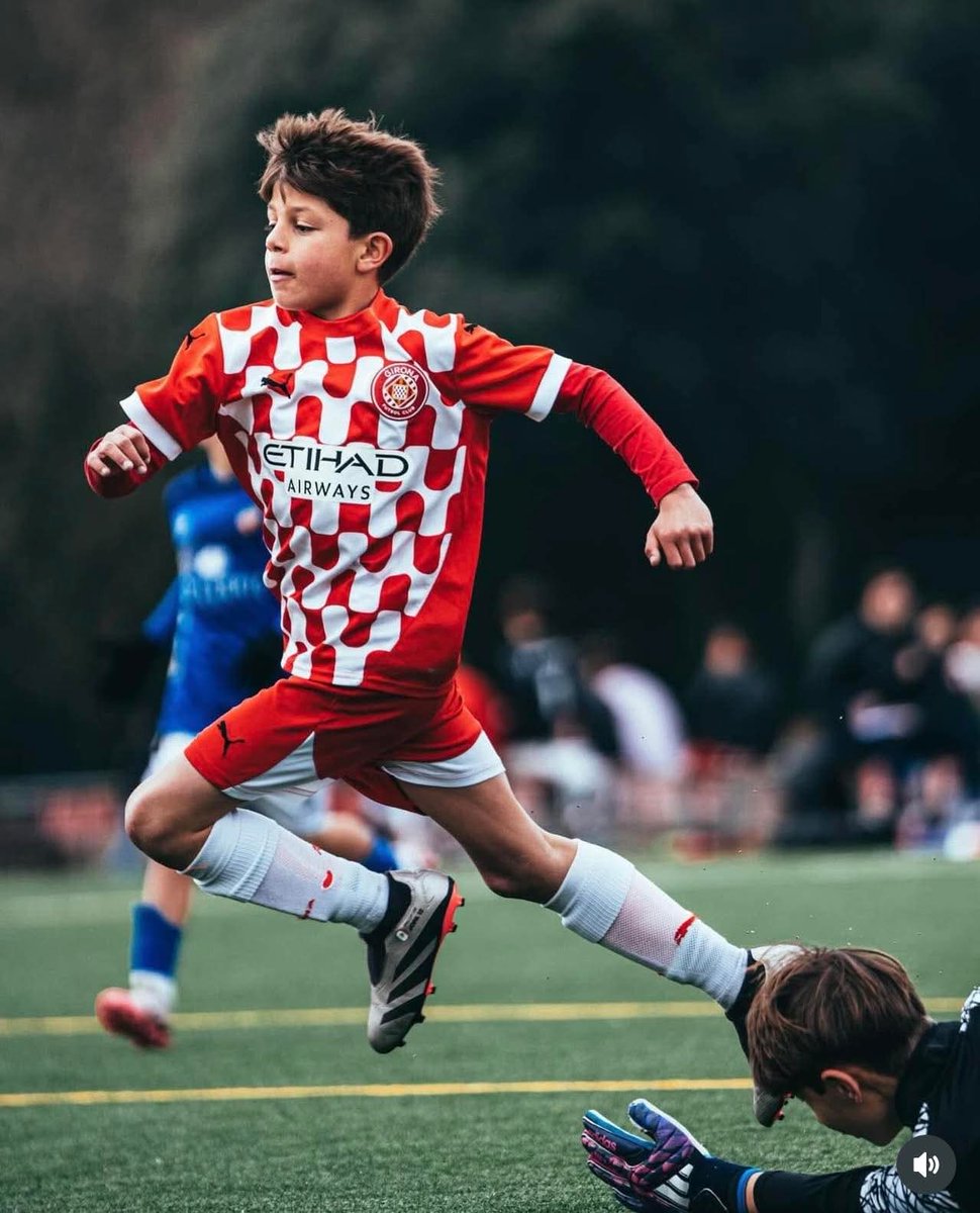 adictosala_p's tweet photo. *JOPA, la joven promesa mexicana que fichó el Girona FC y está conquistando el fútbol español*

Entre miles de niños que sueñan con llegar lejos en el fútbol, José Pablo González, mejor conocido como JOPA, está escribiendo una historia que inspira. Con 10 años, este potosino forma parte de la cantera del Girona FC en España, club de Primera División que pertenece al City Football Group, el mismo holding del Manchester City.

Entrar a las fuerzas básicas de un equipo profesional europeo es un logro reservado para pocos, y JOPA no solo lo consiguió, sino que hoy destaca como uno de los jugadores más importantes de su categoría.

Antes de su aventura internacional, JOPA jugó en Felinos FC de San Luis Potosí, donde fue campeón de goleo en la Copa Chivas con 23 anotaciones. Ya en España, ha marcado más de 100 goles en dos temporadas, gracias a su velocidad eléctrica, regate desequilibrante y capacidad goleadora fuera de serie.

Su talento ha llamado la atención de clubes internacionales, agentes y representantes, consolidándolo como uno de los proyectos más prometedores del fútbol mexicano a nivel global. Además, JOPA está firmado por Adidas, la icónica marca deportiva que respalda a las futuras estrellas del fútbol mundial.

“Lo que más impacta de JOPA no es solo su capacidad para anotar, sino su humildad, disciplina y amor por el juego”, destacan desde su entorno.

JOPA representa el sueño de ver a un futbolista mexicano brillar en Europa desde temprana edad, con pasos firmes, visión global y corazón potosino.

🔴 Recientemente renovó con el Girona FC para la temporada 2025-2026, consolidando su crecimiento en el fútbol europeo.