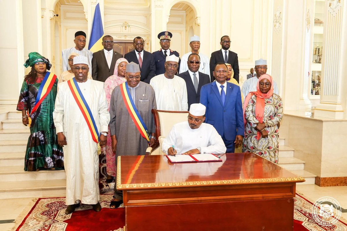 #Tchad 🇷🇴 | L'histoire retiendra vos noms, elle vous jugera sévèrement pour toute cette complicité à la souffrance des Tchadiens, à la manigance de la constitution et à l'instrumentalisation de la justice contre les dignes fils du Tchad. 

Le temps est un juge impitoyable, il