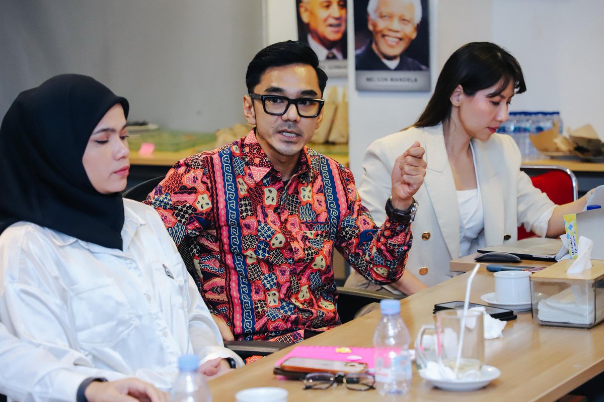 Malam ini diskusi lagi di DPP PSI. 

Berpikir yang terbaik untuk masa depan Indonesia.

<a href="/psi_id/">DPP PSI</a>