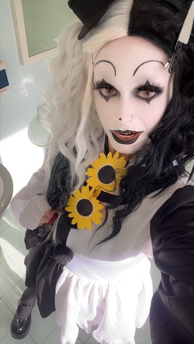 Sept. 30th                  Oct. 1st

Happy spooky #corpsetwtselfieday loves 🖤🤍🤡🌼🩸