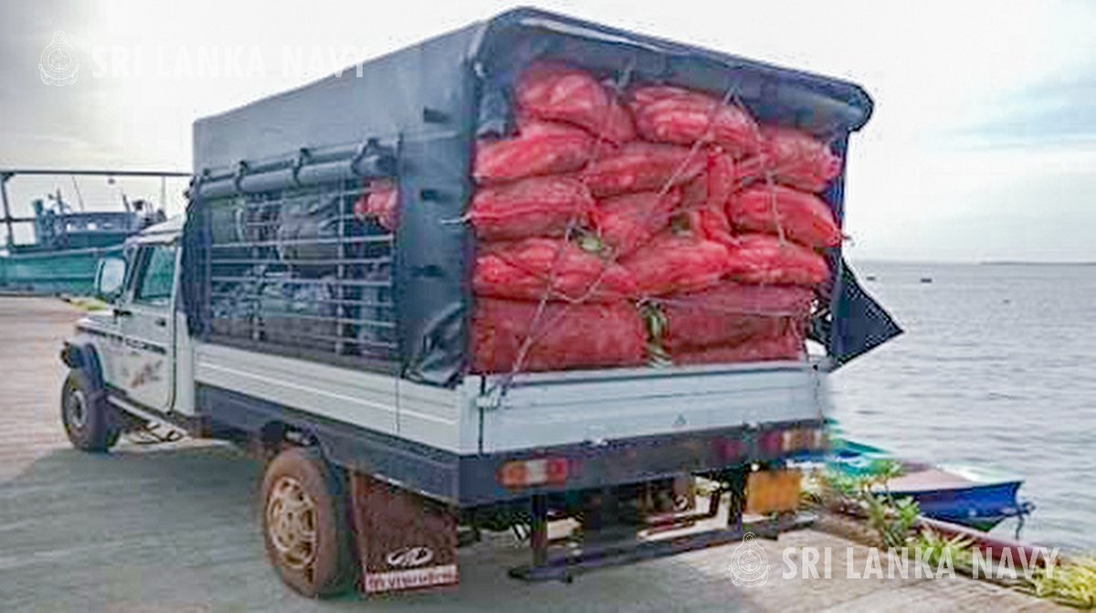 srilanka_navy's tweet image. During a search operation in Kalpitiya 07 Oct, the @srilanka_navy seized a cab carrying around 643kg of smuggled Kendu leaves and apprehended 02 suspects. #NavyOps  

Read more: shorturl.at/DjB2m