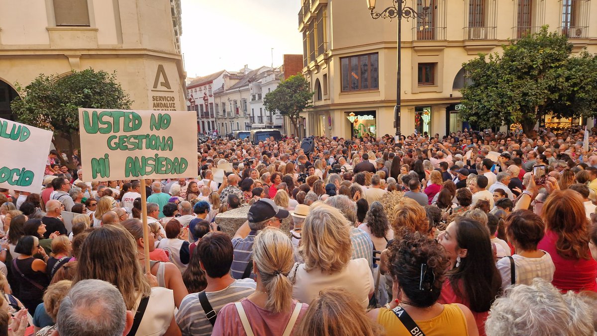 Carlosrch's tweet photo. La manifestación frente al SAS por el error en los cribados del cáncer de mama es la más heterogénea que he visto yo en mucho tiempo. https://t.co/Vp5tCqWWQh