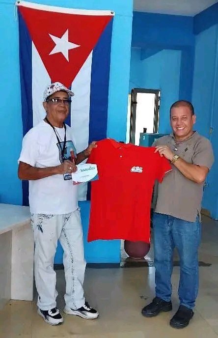 #CulturaGranma
acreditando a nuestros Premios Nacionales #31FiestaDeLaCubanía Yordan Roberto León Rodríguez  y Daniel Javier Ortiz Leyva director y subdirector provincial respectivamente, acreditaron a Cesar Reyes Ampudia nuestro Premio Nacional de Artes Circenses